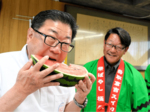 極実スイカに太鼓判 生産者ら倉吉市長に贈呈