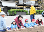 春の開花楽しみ チューリップ球根植え 園児らと村岡LC