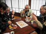 手話を使ってゲーム楽しむ 西部ろうあサロン会