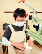「巳」の組み木に挑戦 木の殿堂で教室