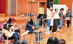 弾き語り、児童とコラボ 市芸術家バンク登録ユニット 津ノ井小で音楽公演