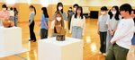 美術 自由な視点で 県博コレクション宅配便 看護大1年生 対話型鑑賞を体験