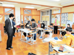 新聞作りポイント学ぶ 浜坂東小で本紙出前授業