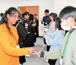 英語でクイズ挑戦 小中学生が留学生らと交流 新温泉