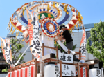 青空の下「大傘」堂々 駅前に2カ所 2基お目見え