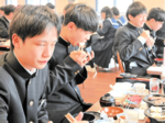 但馬牛ロースやコロッケ豪華に 村岡中生 卒業祝い給食堪能