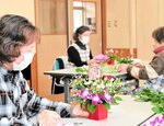 小代中卒業生に花添える 地域団体「美方子育てネット21」 アレンジメントを制作
