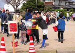 バケツリレーで初期消火を体験 福生東11区・13区の住民が合同防災訓練