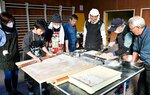 「元気で新年を」恒例のそば打ち 真住公民館の有志が高齢者宅見回り配布