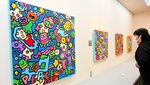 ハッピーな作品魅了 人気現代アート「S H ETA展」 22日まで 米子天満屋で展示販売