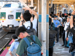 ファンや住民惜別 “推し色”に満足顔 381系定期運行終了