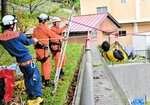 水害想定、救助手順確認 美方広域消防と県消防防災航空隊 温泉小で合同訓練