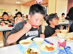 香ばしい匂い アカエビ満喫 新温泉で給食に登場