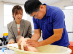 おむつ交換や沐浴体験 えびす本郷「父親学級」 重り身に着け、妊婦の苦労も