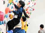 児童が高い壁に挑む サタチャレでボルダリング 村岡