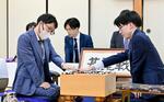 井山連勝、防衛にあと1勝