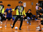 ガイナーレ選手とプレー サッカーフェスタ 子どもらゲーム楽しむ