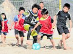元プロ指導、子どもら歓声 浜坂でビーチサッカー教室