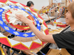 しゃんしゃん傘修繕作業ピーク 4年ぶり通常開催で依頼増