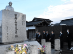 日中友好発展願い古井喜実像に献花 中国駐大阪大使級総領事ら八頭訪問