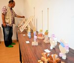 創作組み木 ちりめん細工 ぬくもり感じる夫婦展 新温泉の浜田さん、春来地区公民館で 動かして遊べる作品も