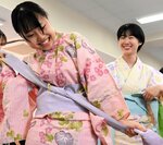 着付け教わり浴衣に親しむ 鳥取西高生、畳み方も