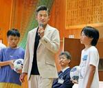 カズ、三重の小学校にボール寄贈