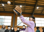 「大谷グラブ」閉校する小学校にも 倉吉の上小鴨小