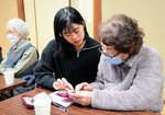 孫世代がスマホ使い方指南 日野高生、高齢者向け教室