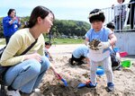 砂の中から“お宝”探せ 青谷かみじち公園小学生ら発掘体験