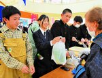高校生が自慢の品販売 地元企業と連携スクールマルシェ 開発商品や農産物