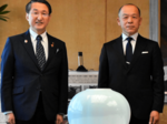 「青瓷」入選作を寄贈 平井知事を表敬 因州・中井窯窯元の坂本さん