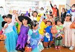 かわいく変身 お菓子ゲット ハロウィーンでパレード 三朝・賀茂保育園児
