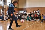 山あり谷ありのサッカー人生語る 岡野GMが美保小で講義