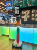 未来型コンビニは遠隔接客