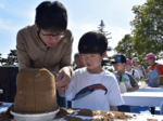 親子連れがミニ砂像作りに挑戦 古代エジプト美術館展