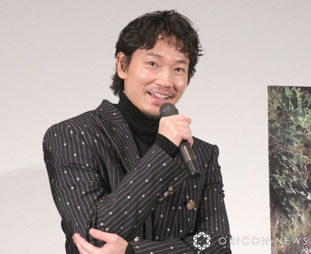 綾野剛、大阪は「好きですよ」きらめく姿で5ヶ月ぶり登場 黄色い歓声