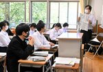 新聞読み方や特性学ぶ 本紙編集制作局長 鳥取西高で授業