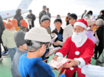 輸送機からサンタ 美保基地 地元園児にプレゼント