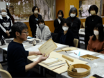 古文書や資料、丁寧に修復 県立公文書館 学芸員ら技術学ぶ