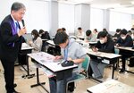 読むポイント学ぶ 日本海情報ビジネス学校 新聞講座で学生ら