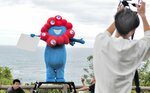 開幕カウントダウン用画像を撮影 万博公式キャラのミャクミャクが来鳥