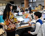 日南町、秋冬も軽装勤務 業務効率化へ通年実施試行