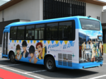 「Free!」ラッピングバスお披露目 主要キャラ8人登場 9月末まで岩美町内運行