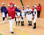 実演でプロの技術伝授 カープ・森投手鳥取商高出身ら指導 倉吉中央RC野球教室開催
