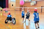体が不自由な人へ理解 児童が風船バレー体験 浜村小で人権教室