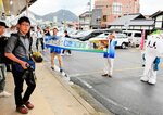 地元住民がおもてなし 団体臨時列車が浜坂駅到着