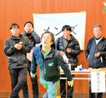 真剣な表情で「プッ」 南部町で全国柿の種吹きとばし大会