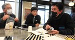 石を割り化石探し 鳥大で山陰ジオワークショップ ガイドら学び深める