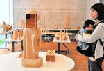 生の危うさ 非暴力表現 “顔”焦点に抽象作品80点 木の殿堂 倉吉・山本青生さん「木彫展」